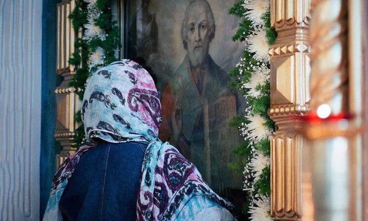 «Помоги ты мне как-нибудь с этой обувью!» Николай Чудотворец и сандалии разного размера