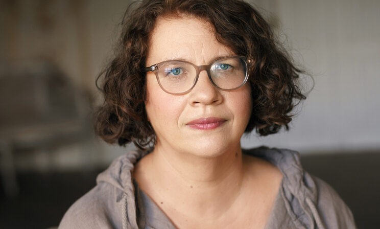 «Плохая мать» падает от усталости — это выгорание. Рассказывает Людмила Петрановская