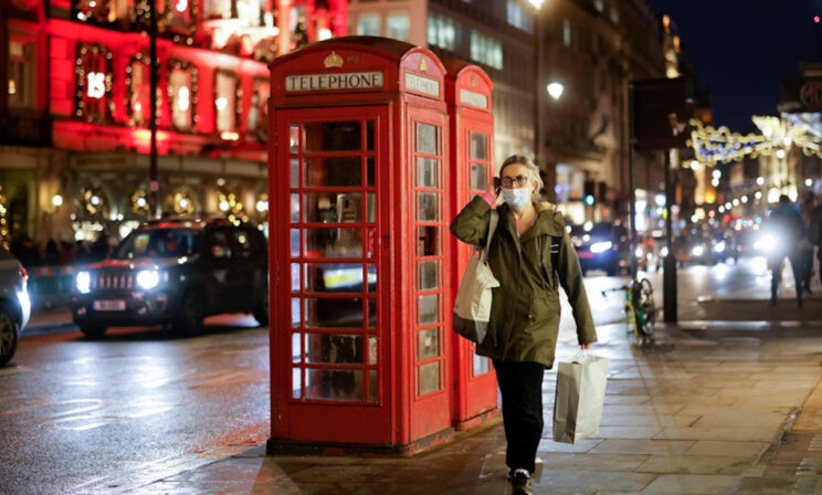 Омикрон в Великобритании: ограничения снимают, люди реже попадают в больницы