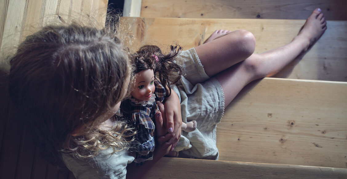 Оля плакала в подъезде, а дома — пьяные гости