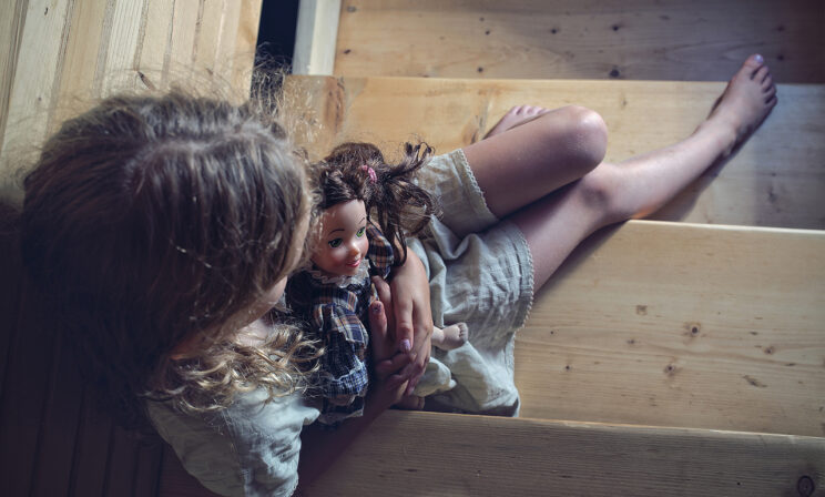 Оля плакала в подъезде, а дома — пьяные гости