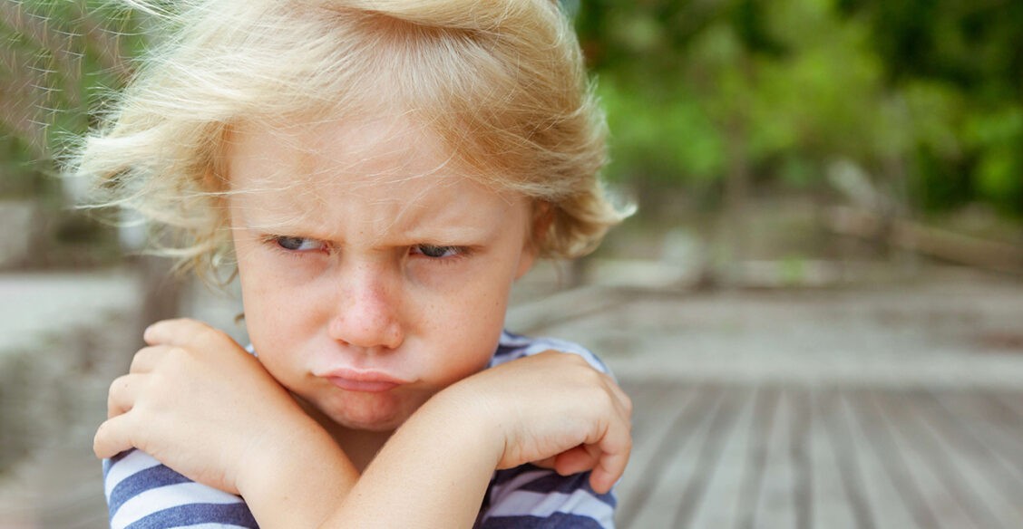 «Все меня обзывают!» Учить ли ребенка принимать подколы от друзей?