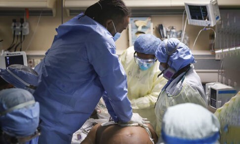 Омикрон в США: больницы переполнены, болеет медперсонал