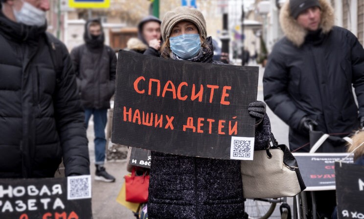 «Вы до самого верха хотите докричаться, что ли?» Взрослые со СМА вышли к Совету Федерации