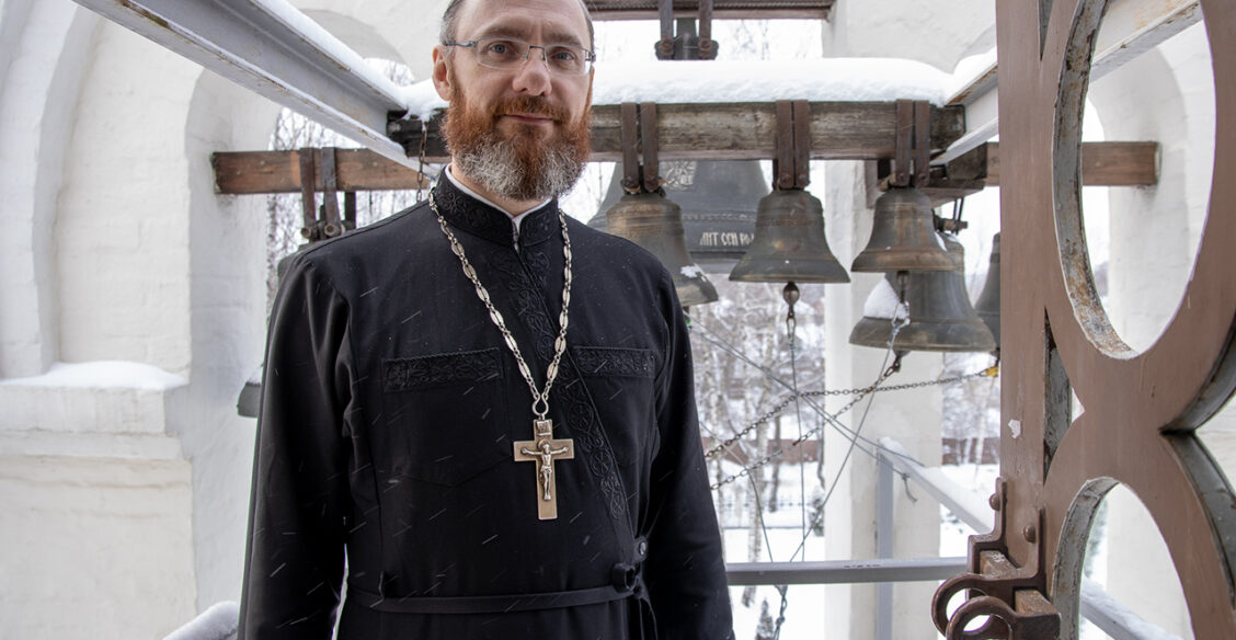 Как живет священник, который спас человека из-под поезда