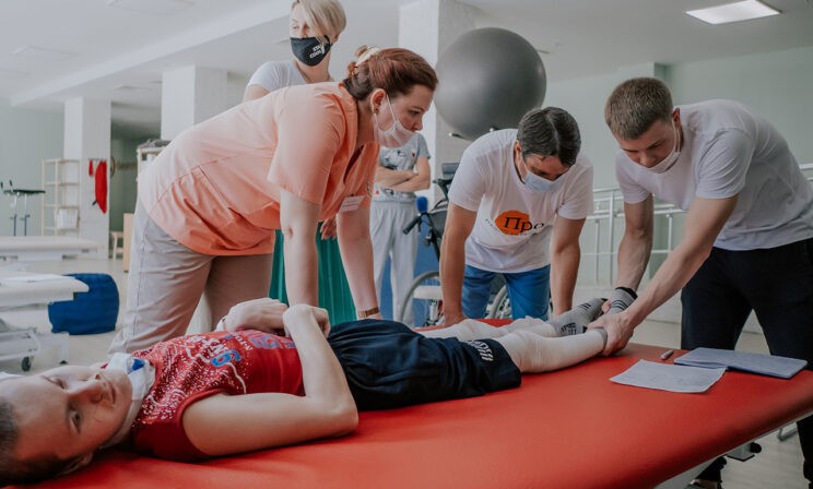 «Мы заново учили мальчика есть и ходить — и он вернулся в школу»