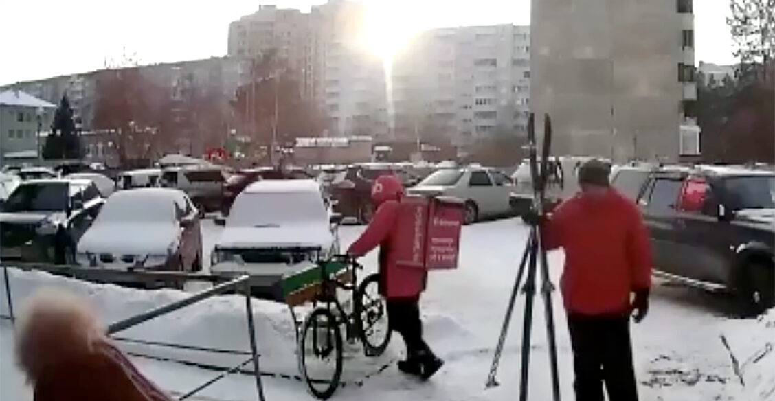 Мужчина шел за девочкой в лифт. Оказалось, у него аутизм и ребенка он не замечал