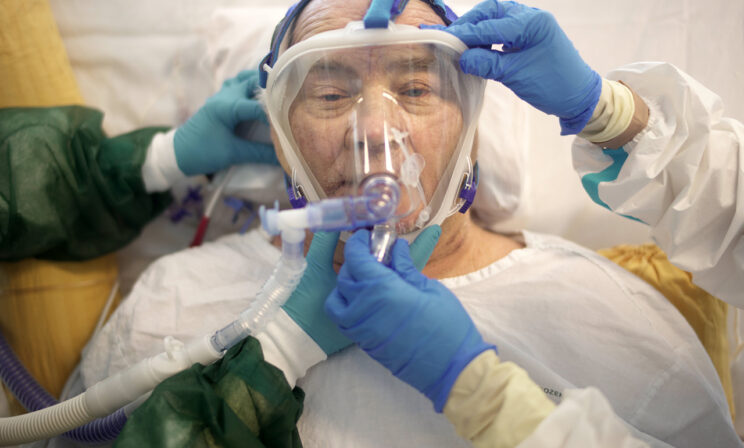 «Люди по-прежнему умирают от ковида». Реаниматолог — как болеют омикроном