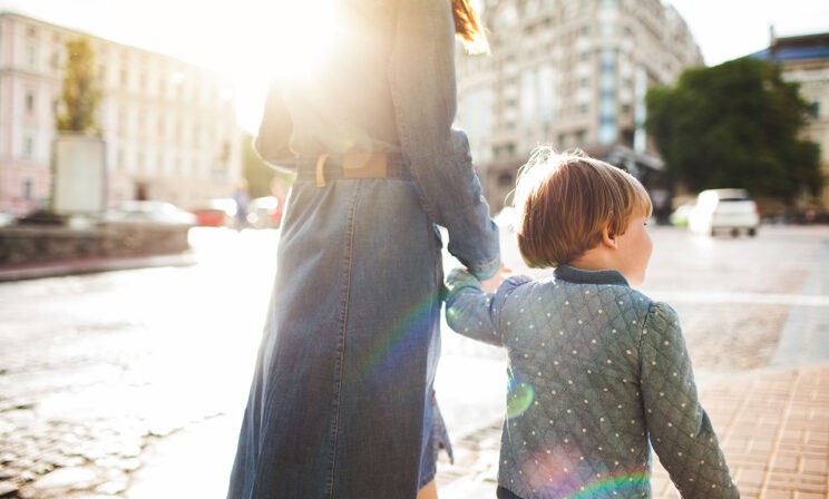 «Мама учит дочь чистить картошку»: права ли учительница из Воронежа?