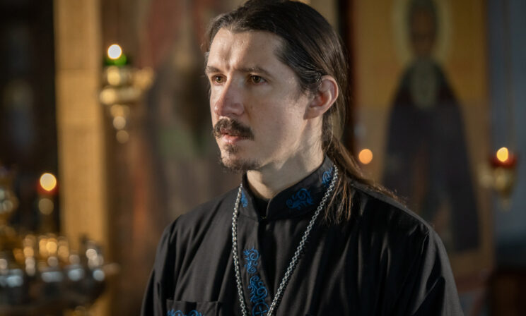 «Что мне делать с прошлогодней святой водой, 50 литров?» Священник Виктор Гавриш — о церковных суевериях