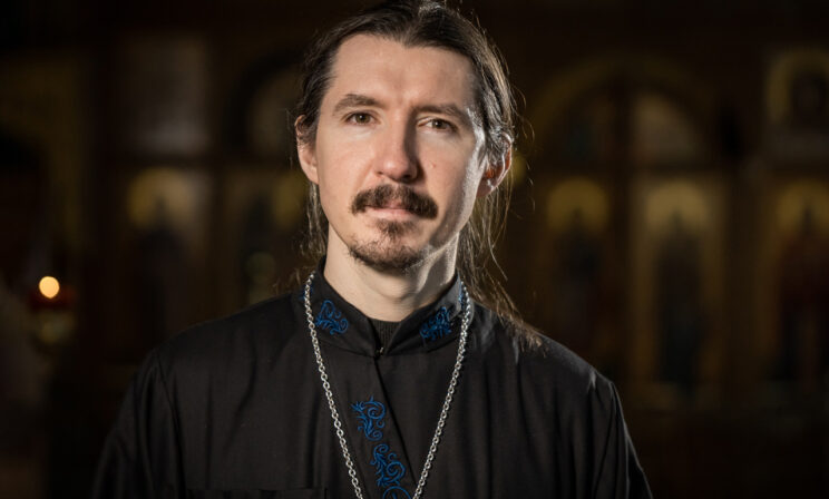 «Теща просит картошку копать, а у меня праздник». Священник Виктор Гавриш — об околоцерковных приметах