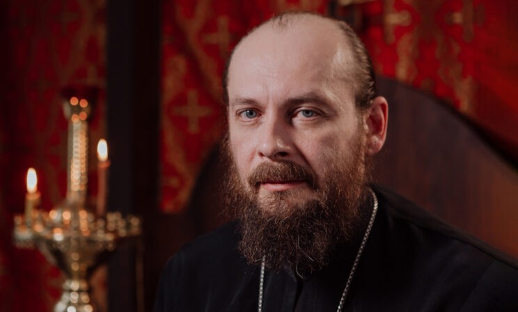 «Медсестры плакали, глядя на венчание в палате». Священник - о служении в онкоцентре