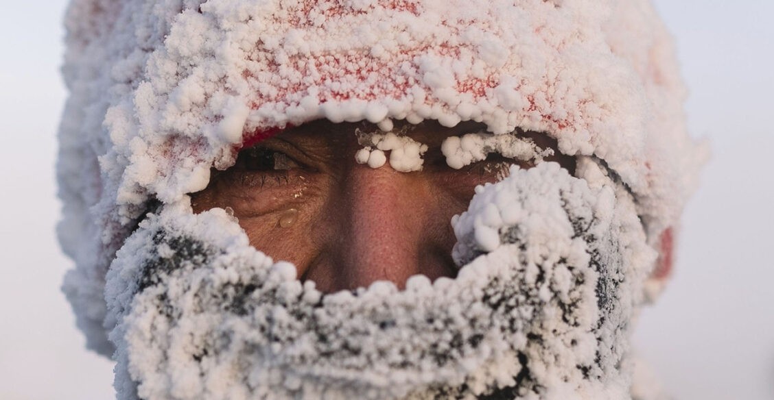 Забег в -53 и снегопад в Греции. 2 прошедших месяца зимы — в фотографиях