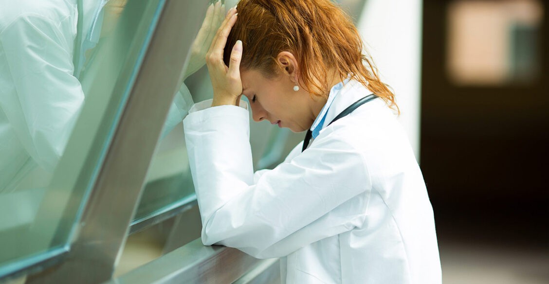 «Пациенты доходят до мата и оскорблений». Терапевт анонимно и честно — о работе московской поликлиники