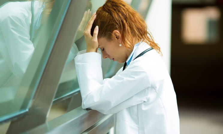 «Пациенты доходят до мата и оскорблений». Терапевт анонимно и честно — о работе московской поликлиники