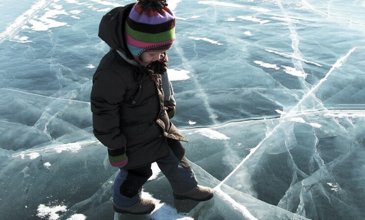 «Скинул куртку, разуваться не стал и полез в воду». Во Владивостоке студенты спасли тонувших школьников
