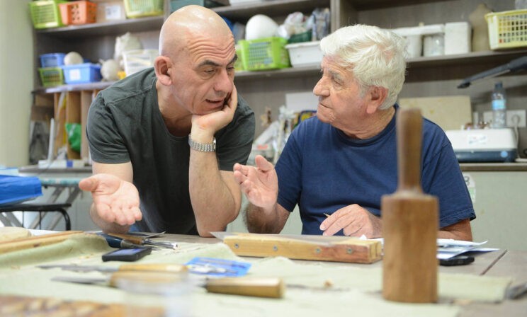 «Покажите, что мир — это не только телевизор». Как отвлечь пожилых родителей от новостей