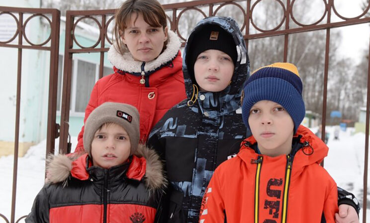 «Когда выводил братьев, по стенам бежал огонь». 10-летний школьник спас троих детей