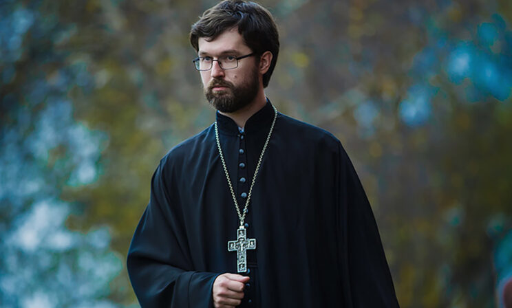 «Я могу есть сторублевые сосиски, а деньги отдавать страждущим». Священник Александр Сатомский