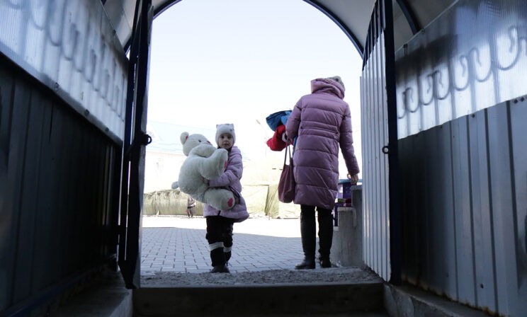 Не кормят и жилье за свой счет. Как живут беженцы, которые уехали сами