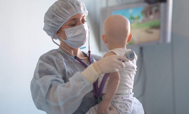 «Костный мозг не привезти, если нет рейсов». Детские онкологи — о лечении в России