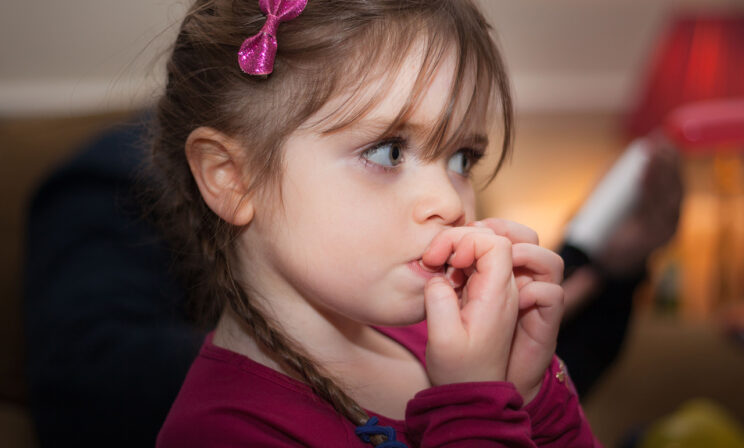 Почему ребенок грызет ногти