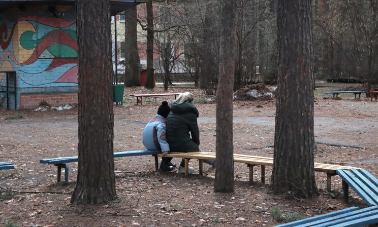 «Мам, а когда мы домой поедем?» Один день в ПВР, где живут беженцы из Донбасса