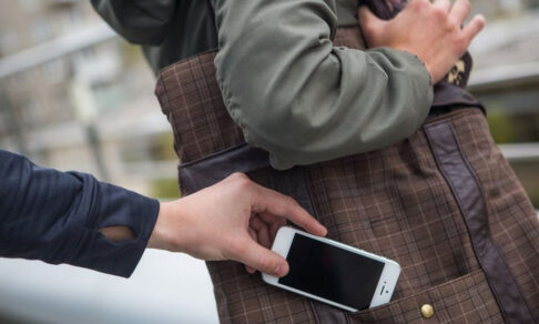 В Арзамасе прохожие бросились на помощь ребенку, у которого неизвестный отобрал телефон