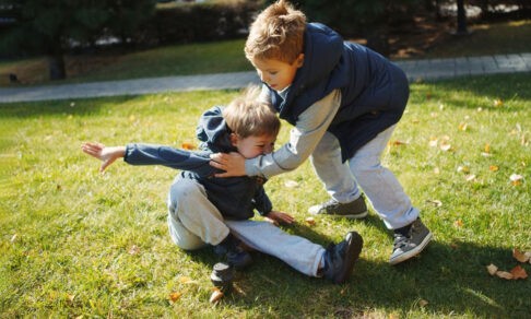 «Если девочка бьет мальчика — ему надо терпеть». 6 мифов о детской агрессии