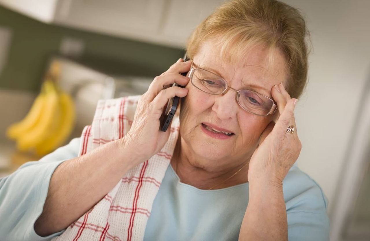 Мошенничество пожилые. Пожилая женщина с телефоном. Бабушка с телефоном. Пенсионер говорит по телефону. Пенсионерка с телефоном.