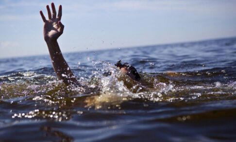 Увидел только шапку на поверхности воды. Бывший пожарный спас ребенка в Комсомольске-на-Амуре