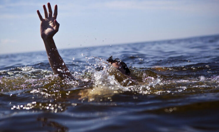 Увидел только шапку на поверхности воды. Бывший пожарный спас ребенка в Комсомольске-на-Амуре