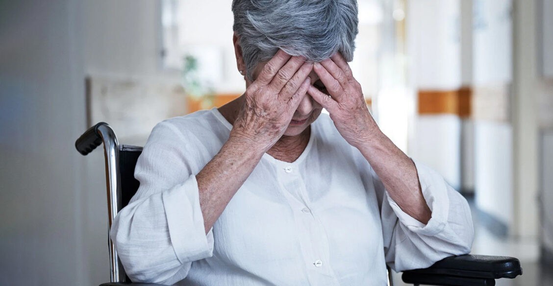 «Ты можешь показать мне, как движется вода?» Как разговаривать с человеком с деменцией