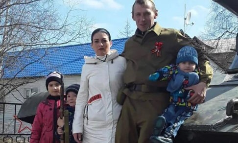 На Ямале неизвестный мужчина спас упавшего в озеро ребенка. Героя нашли через соцсети