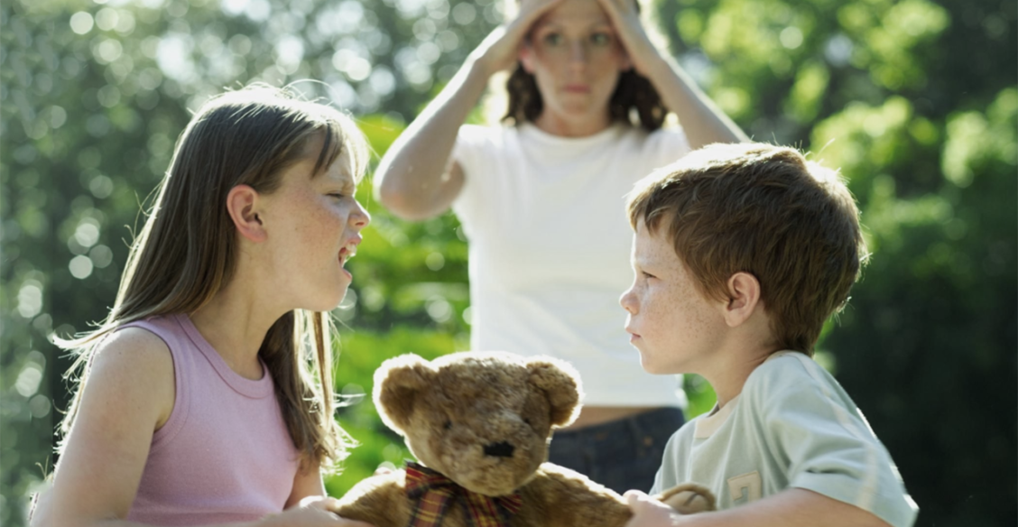 «Отдай мою машинку!» Что делать, если братья и сестры ссорятся из-за игрушек