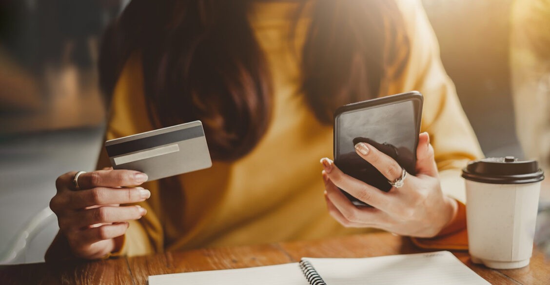 «Банковская карта стала бесполезным куском пластика». Как перевести деньги родственнику за границу?