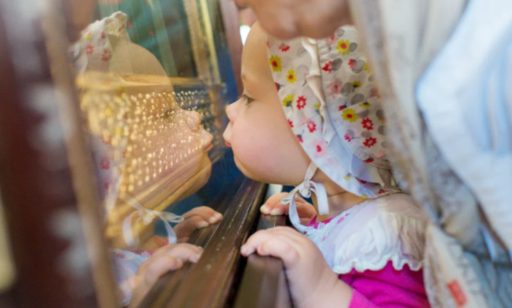 «Не целуй мощи — дауном станешь!» Дед оттащил внука от святыни