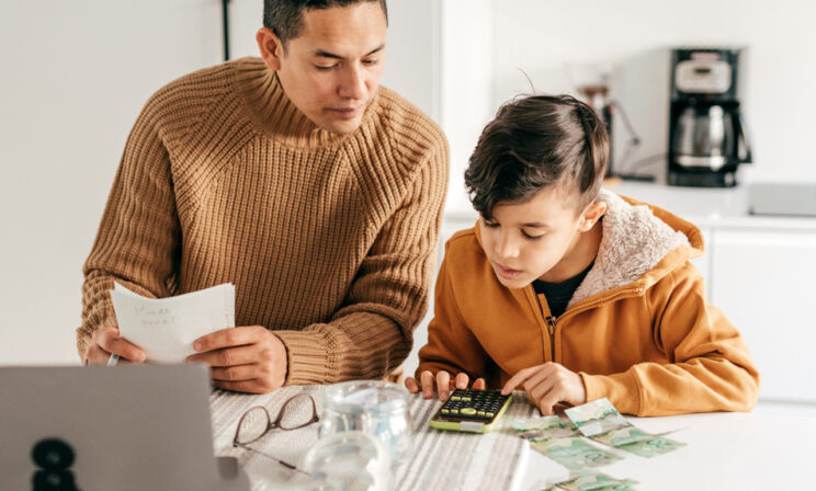 «Взяли в долг на учебу в вузе, а потом были в панике». Родители копят на высшее образование детей