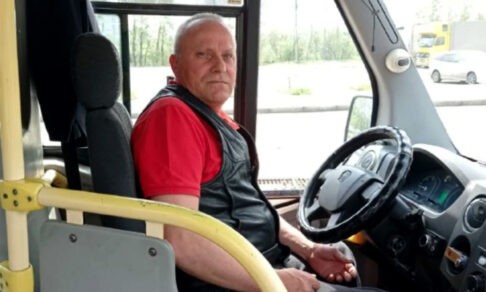 «Увидел в зеркало, что пассажиру стало плохо». Водитель маршрутки спас мужчину с сердечным приступом