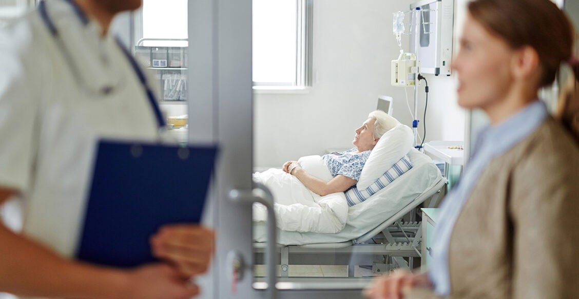 «Подержите мать недельку в больнице — у нас путевка в Турцию». 5 историй из неврологического отделения