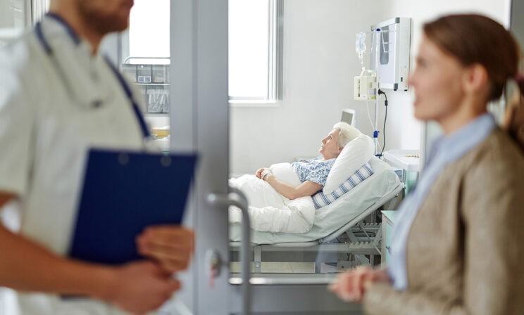 «Подержите мать недельку в больнице — у нас путевка в Турцию». 5 историй из неврологического отделения