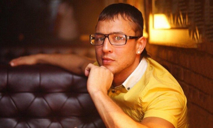 «На похоронах надо улыбаться: “Какой красавчик!”» Рустам сделал фотосессию для надгробия