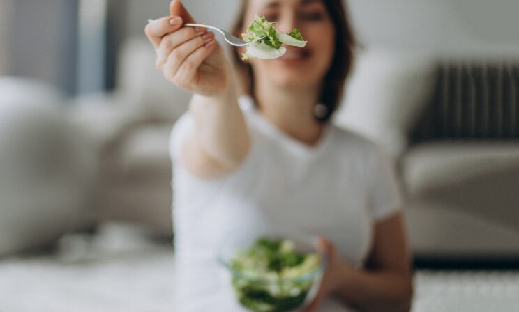 Не есть вечером и пить воду литрами. 11 мифов о еде, которые мешают похудеть
