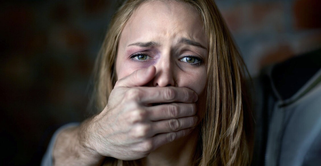 Муж бил меня и угрожал убить нашу собаку. Почему я не могла от него уйти