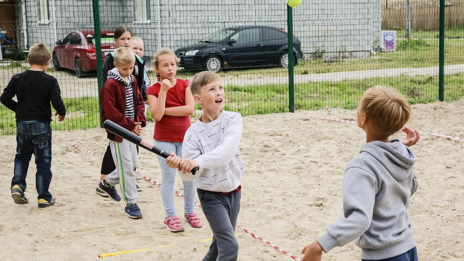 дети играют в лапту