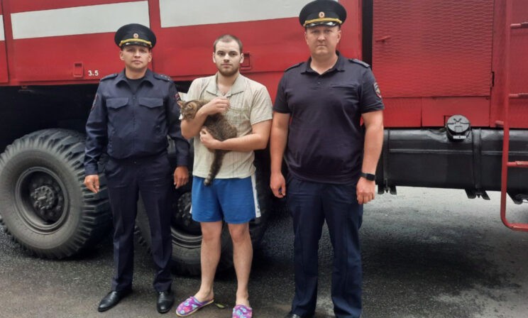 В Уфе инспекторы ГИБДД спасли из горящего особняка мужчину с котом