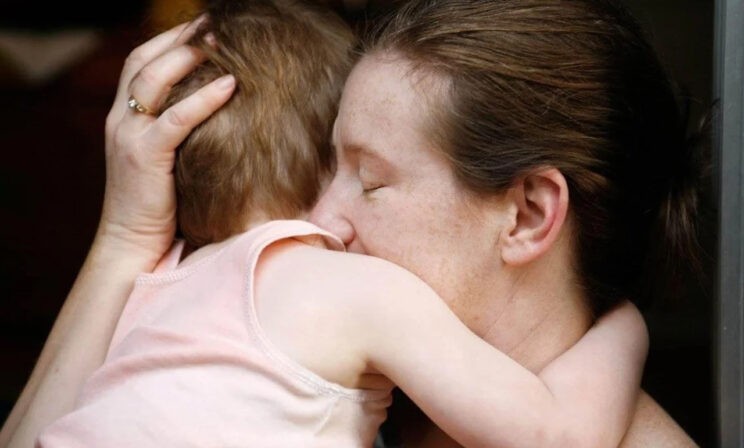 «Да он все равно ничего не понимает!» В больнице сироту никто не брал на руки