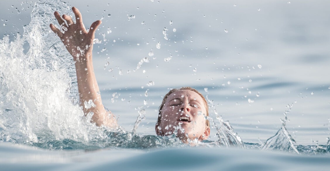 «Вытащите нас!» Таксист и студент спасли тонущих детей