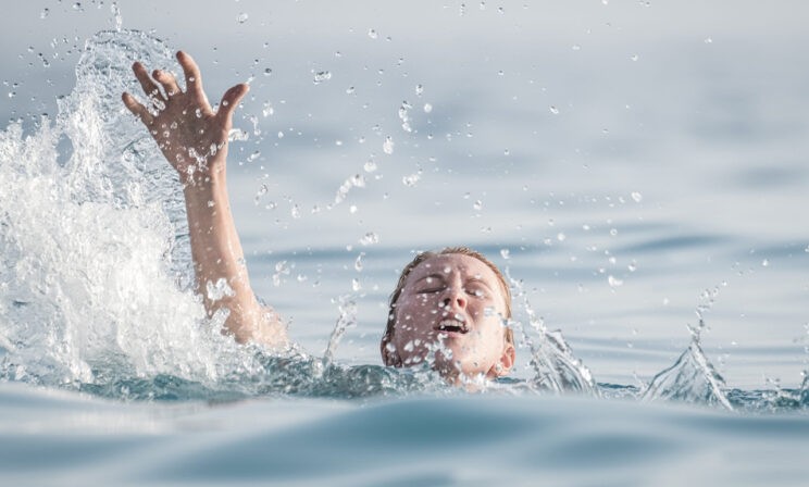 «Вытащите нас!» Таксист и студент спасли тонущих детей