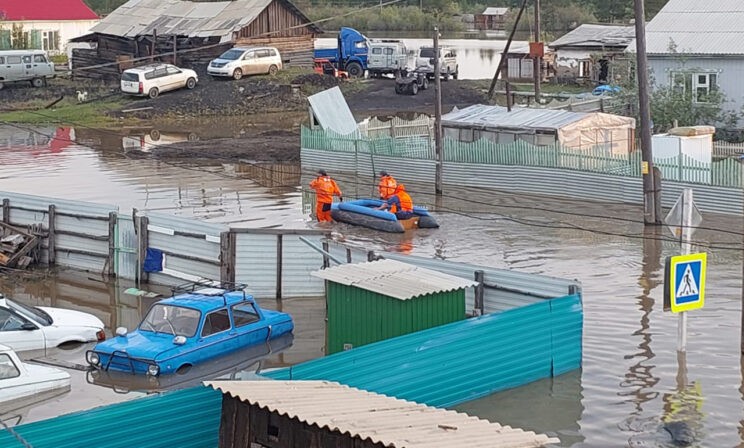 «Вода прибыла ночью, люди не успели спасти документы и зимние вещи». Что происходит в Якутии